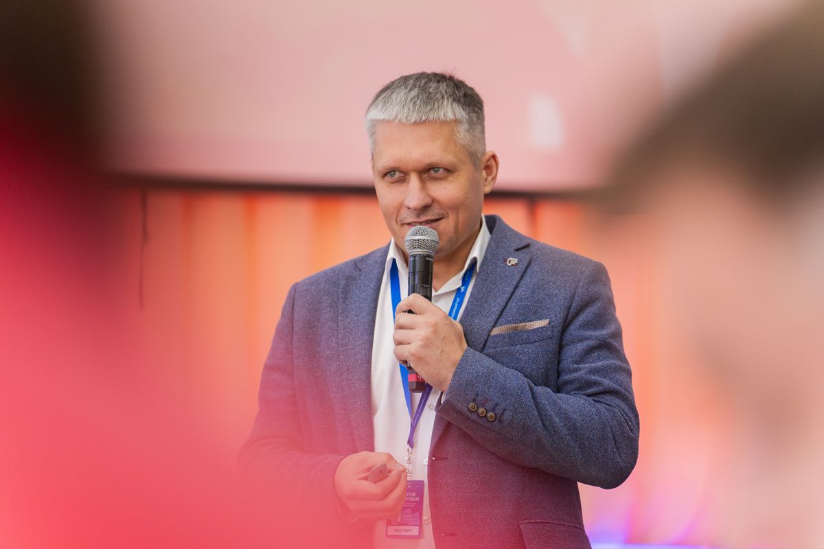 Леонид Орещенко выступает перед участниками акселератора с бейджем эксперта