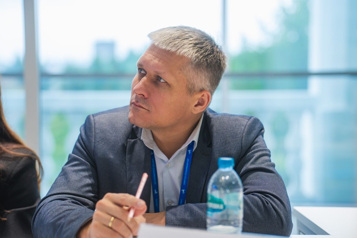 Леонид Орещенко слушает проектную команду во время экспертной работы