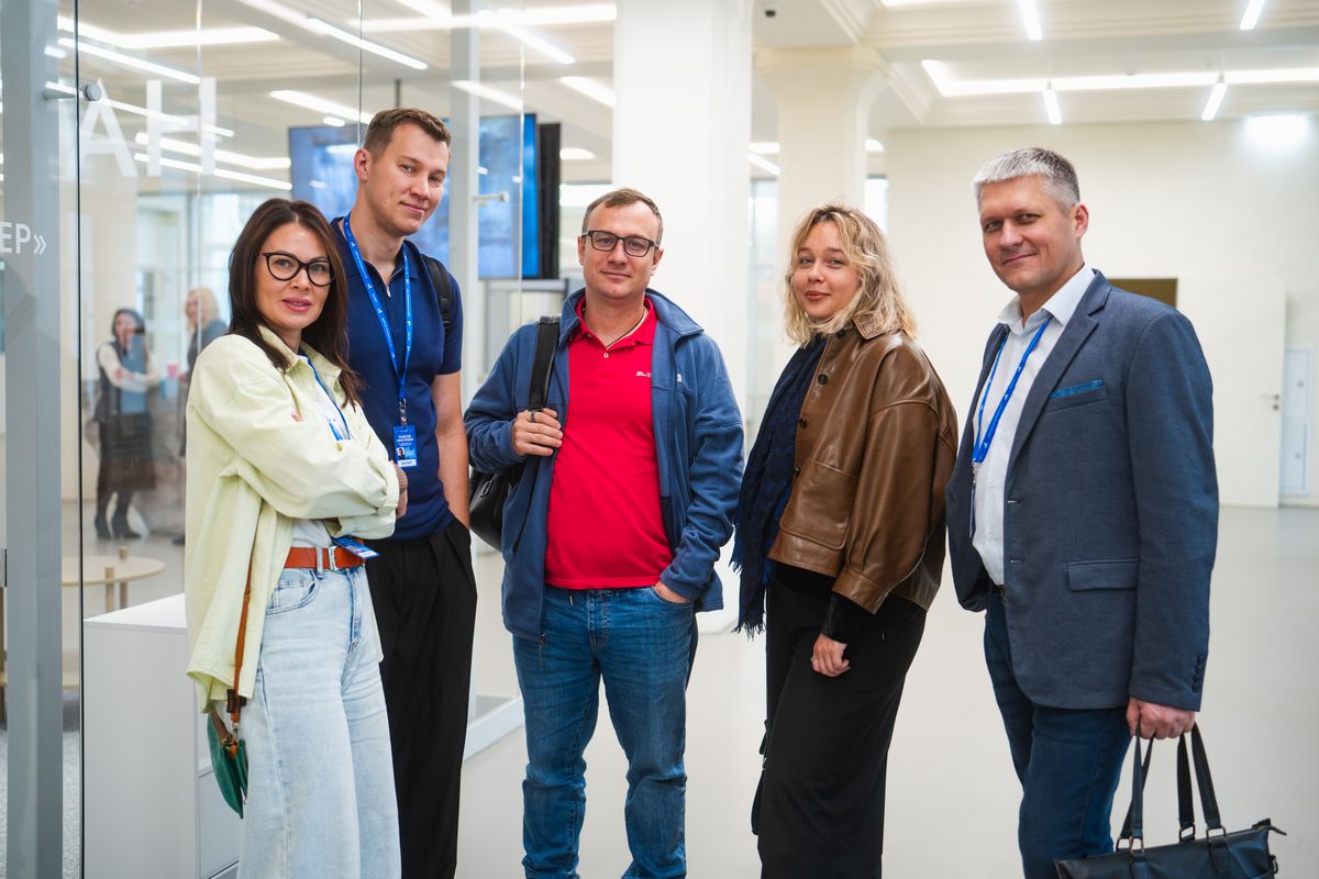 Леонид Орещенко с коллегами после экспертной работы на акселераторе